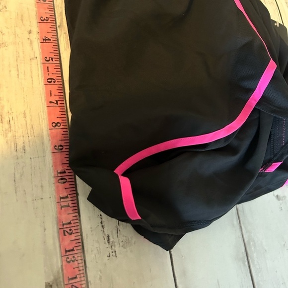 NWT ladies medium under Armour Fly By 2.0 Short pink and black - Picture 7 of 8